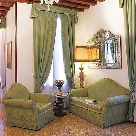 לינה וארוחת בוקר Apostoli Palace
